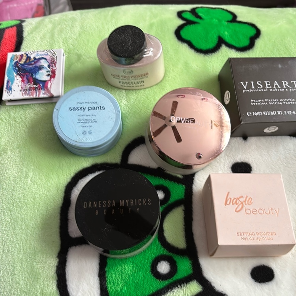 New variety box of makeup. 5 setting powders, highlighter, and alleyoop